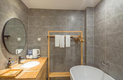 Emeishan House | Heinemann Hotel courtyard or terrace king room B208 with a jacuzzi and a local