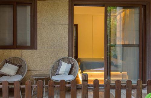 Emeishan House | Heinemann Hotel courtyard or terrace king room B208 with a jacuzzi and a local