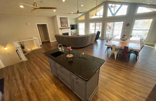 La Follette House | Hemingway Pointe – Luxury Lakefront Getaway in Deerfield Resort, Norris Lake
