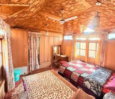 Dal Lake Boat Rental | Heritage Shreen Houseboat
