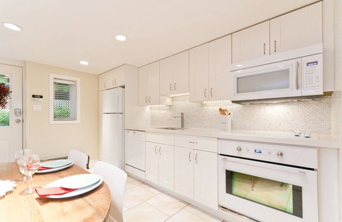 Kitsilano Apartment | Heritage suite in central Kitsilano close to everything