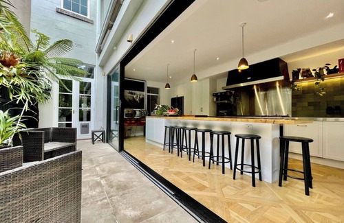 St Kilda House | Heritage terrace house with oasis pool garden by the beach