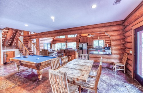 Burnet Cabin | Heroes Hideaway: Relaxation Awaits by the Lake!