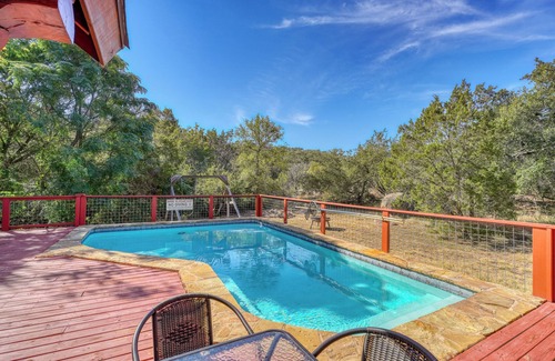 Burnet Cabin | Heroes Hideaway: Relaxation Awaits by the Lake!