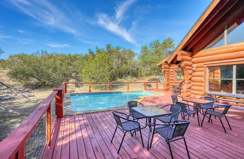 Burnet Cabin | Heroes Hideaway: Relaxation Awaits by the Lake!