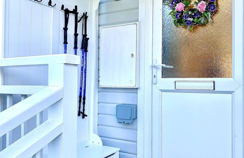 South Cerney Ski Chalet | Herons Hideout · Cotswold Lakeside - Spring Lake