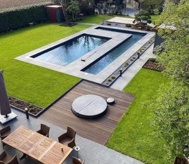 Toenisvorst Villa | Herrenhaus mit Pool-Landschaft