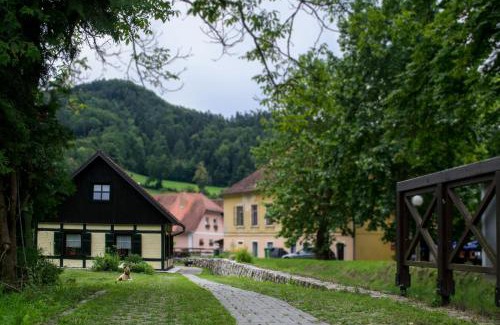 Dobrna House | Hiška ob potoku