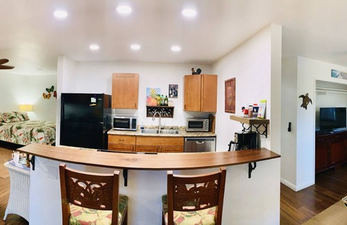 Historic Kailua Village House | Hibiscus Hale in the Heart of Downtown Kona