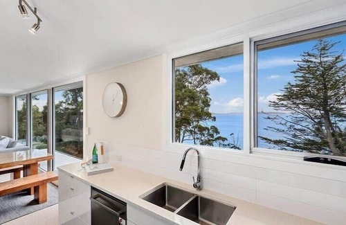 Blackmans Bay House | Hidden Bay Retreat 15 Min to Hobart, 5 Bed 3 Bath.