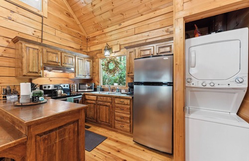 Wears Valley Cabin | Hidden Gem, 1mi to GSMNP! King Bd+Loft, Fireplace, Treehouse Vibes & BEARS!