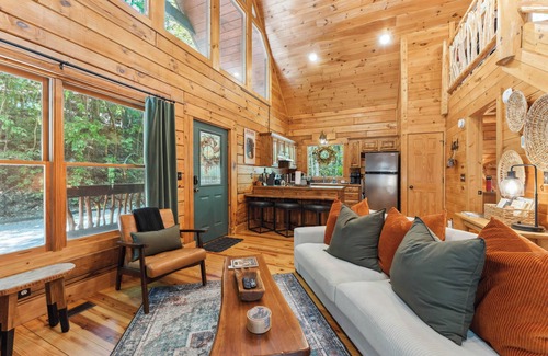 Wears Valley Cabin | Hidden Gem, 1mi to GSMNP! King Bd+Loft, Fireplace, Treehouse Vibes & BEARS!