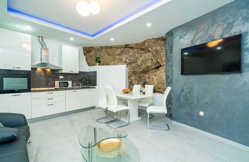 Molunat Apartment | Hidden Gem Apartment - Two Bedroom Apartment with Terrace and Sea View