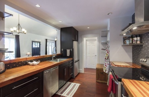 Kensington-Cedar Cottage House | Hidden Gem l Centrally Located l Beautiful Home