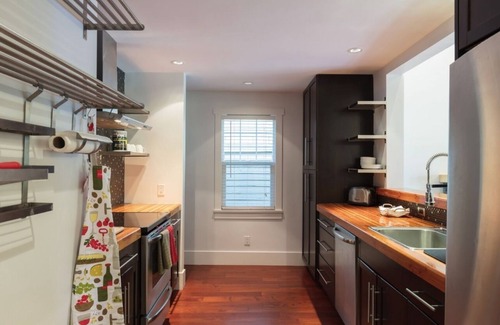 Kensington-Cedar Cottage House | Hidden Gem l Centrally Located l Beautiful Home