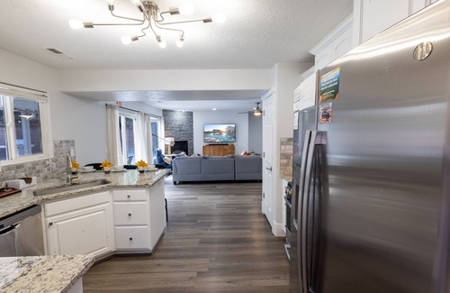 La Verkin House | Hidden Gem - La Verkin 300 near Zion National Park | Private Heated Pool & Spa