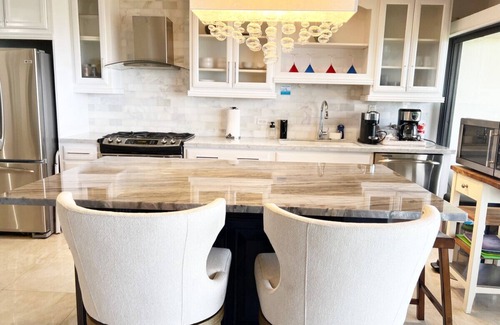 Rosendal Apartment | *Hidden Gem: Luxurious Oceanview Escape with Modern Amenities and Generator*