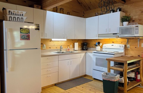 Lead Cabin | Hidden Haven in Terry Peak with hot tub