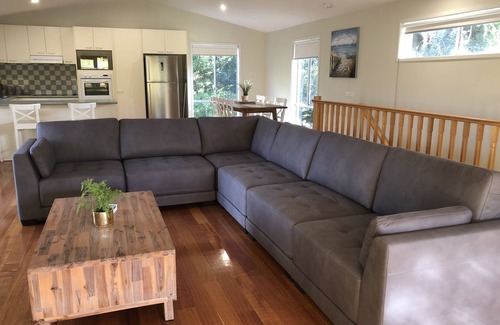 Cowes House | Hideaway By The Sea. 2 minute walk to the beach. Free WIFI & LINEN