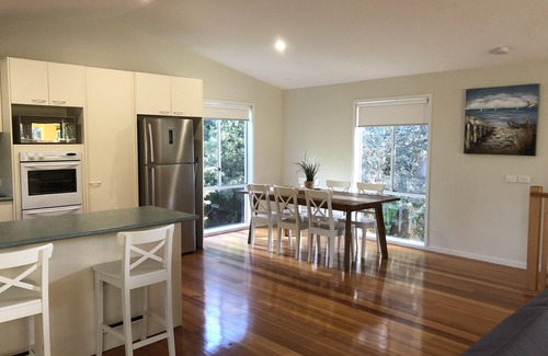 Cowes House | Hideaway By The Sea. 2 minute walk to the beach. Free WIFI & LINEN
