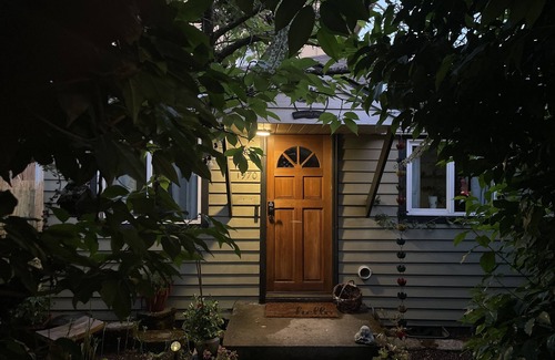 Western Cottage | Hideaway Hedge Guest Suite - 8 Min from U of O & Downtown - 20 from the airport
