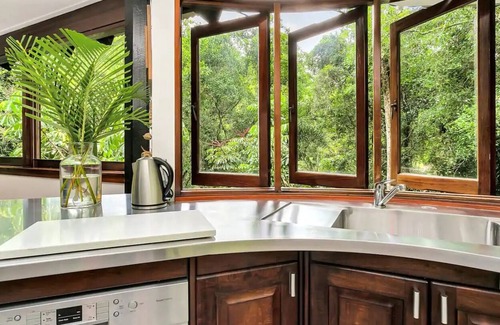 Earlville House | Hideaway Treehouse- A unique escape just 10mins from Cairns CBD