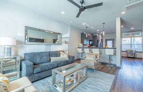 College Station Condo | HIGH END FURNISHINGS, FAMILY, HOME OFFICE, POOL, GAMES, PET FRIENDLY, TEXAS A&M!