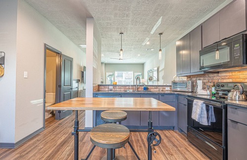 College Station Condo | HIGH END FURNISHINGS, FAMILY, HOME OFFICE, POOL, GAMES, PET FRIENDLY, TEXAS A&M!