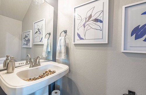 College Station Condo | HIGH END FURNISHINGS, FAMILY, HOME OFFICE, POOL, GAMES, PET FRIENDLY, TEXAS A&M!
