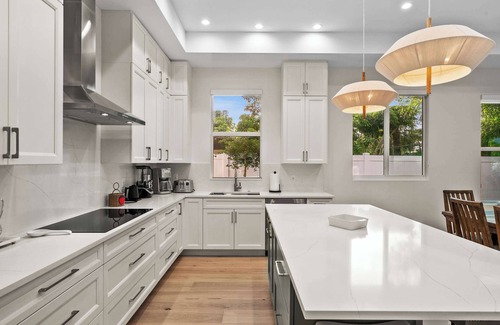Naples Park House | High End Naples Home! Mins to Beach~ Private Pool