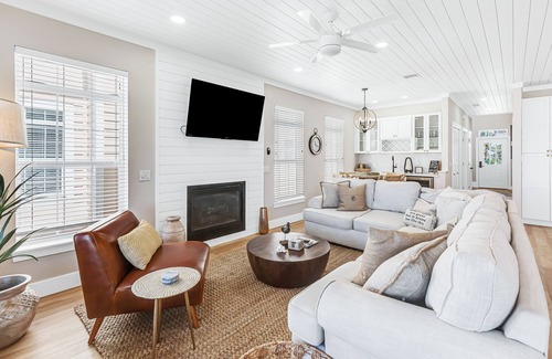 Laguna Beach Estates House | High Tide! Beachfront Home! Incredible reviews. Exceptional design and views.