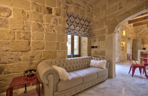 Ħal Bisbut House | Highly Renovated Ta Rozamari Character House With Pool And Hot Tub