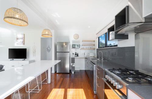 Urangan House | 'Highview' Queensland Coastal Charm steps from Beach