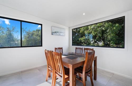Urangan House | 'Highview' Queensland Coastal Charm steps from Beach