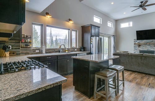 Grand Lake Cottage | Hike + Ski: Grand Lake Cabin w/Mtn-view Deck