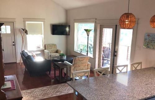 Bulverde House | Hill Country Bungalow. Short drive to Guadalupe State Park.