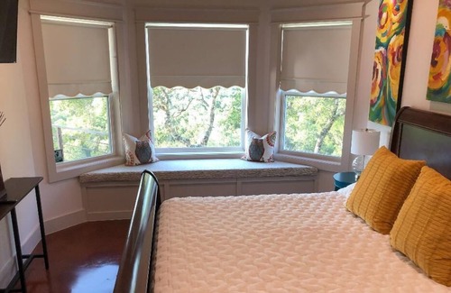 Bulverde House | Hill Country Bungalow. Short drive to Guadalupe State Park.