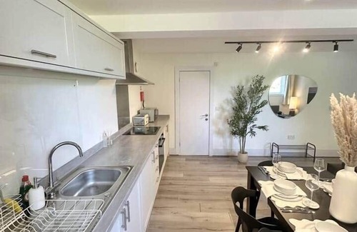 Offerton Apartment | Hillgate Loft | Sleeps 6 | 3 Bathrooms