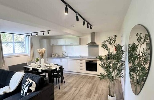 Offerton Apartment | Hillgate Loft | Sleeps 6 | 3 Bathrooms