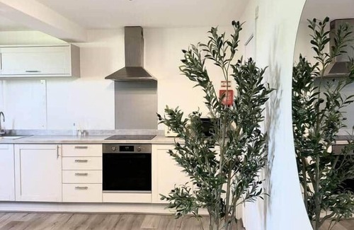 Offerton Apartment | Hillgate Loft | Sleeps 6 | 3 Bathrooms