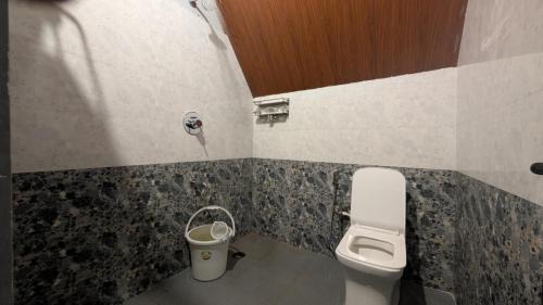 Sakleshpur Hotel | Hills & Chills