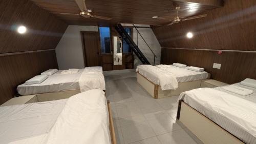 Sakleshpur Hotel | Hills & Chills