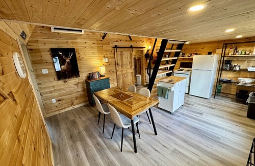 Waterford Cabin | Hillside Haven 1 Bedroom with Hot Tub