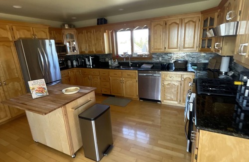 South Addison Cabin | Hillside Lodge with a gorgeous ocean view! - 10 min from the beach!
