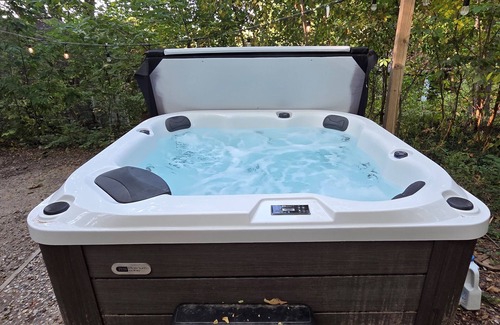 Solon Township Cottage | Hillside Sparta Cabin Hot tub Wi-Fi