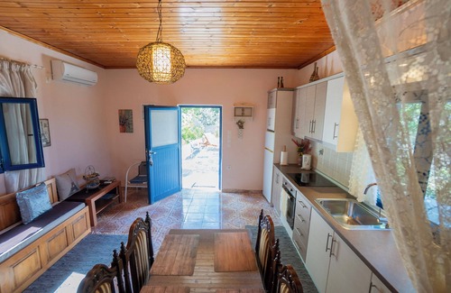 Aperio Cottage | Hilltop Retreat with Sea Views – 15 Min Walk to Kyra Panagia Beach