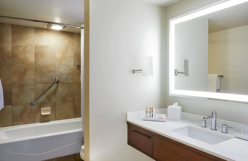 Waikiki Resort | Hilton Hawaiian Village - Many Dates Available!