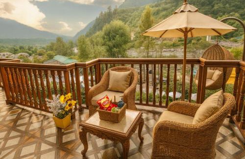 Dumka Hotel | Himalayan Fort Resort, Manali - ! Riverside Property ! Big Garden with Campfire ! Guest Preferred ! Scenic River & Mountain View ! Big Parking ! Luxury Balcony Rooms ! Playing Zone ! Property of the Year