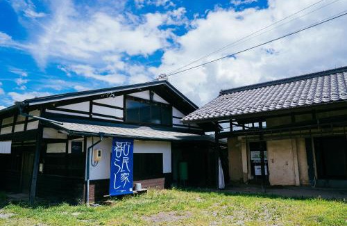 Tatsuno House | hinatabocco guesthouse kominka Twin room bed