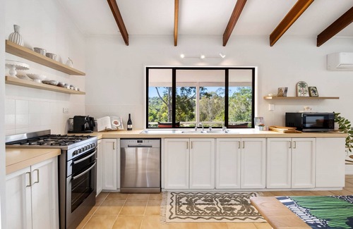 Eumundi House | Hinterland 3-Bed Retreat with Outdoor Dining & BBQ